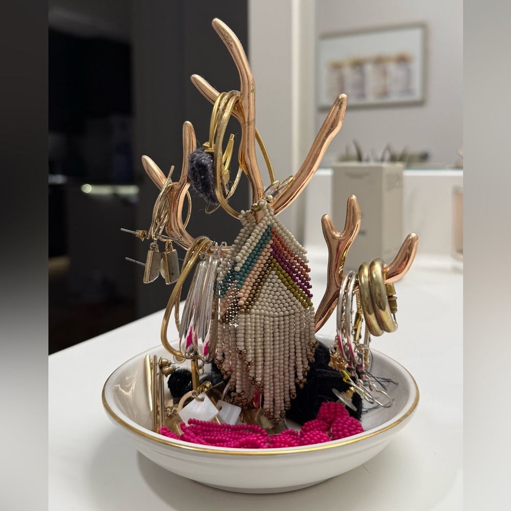 Gold jewelry holder with earrings